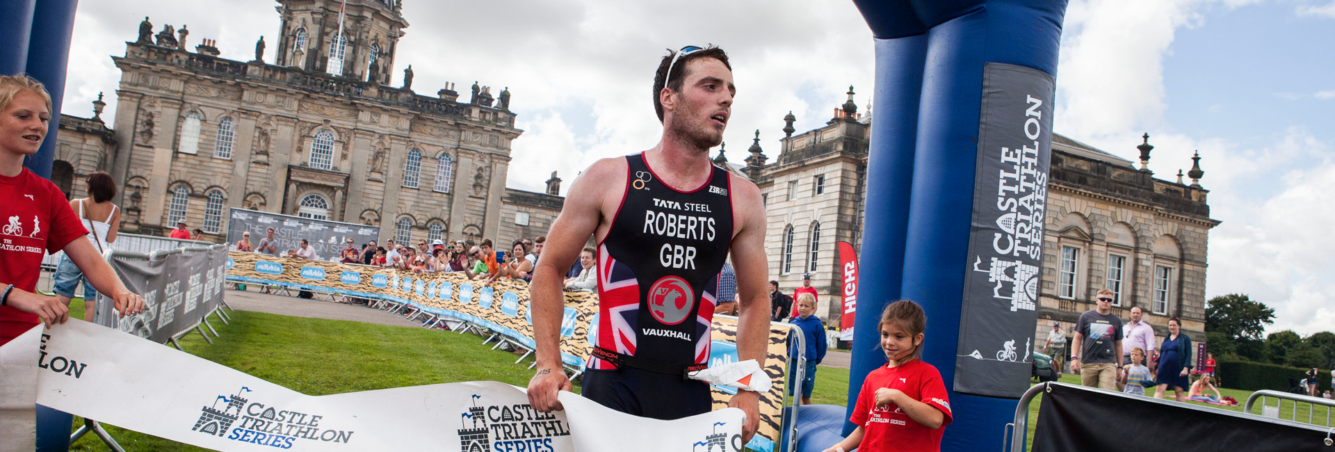 Athlete running in the 2011 ETU Youth Triathlon